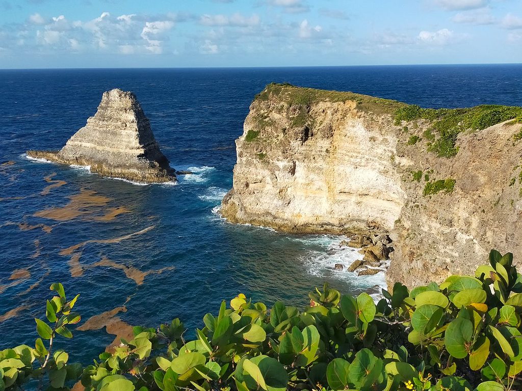 Falaises calcaires face à l’océan, aux Antilles